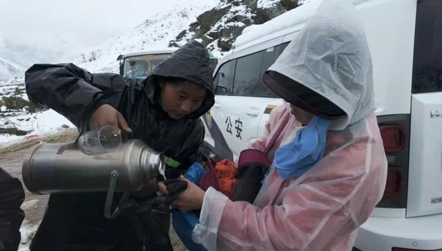 惊魂一夜：珠峰东坡上千游客雷电暴雪中大撤离