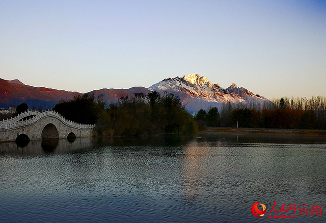 丽江玉龙雪山冬日限定版“日照金山”美如画