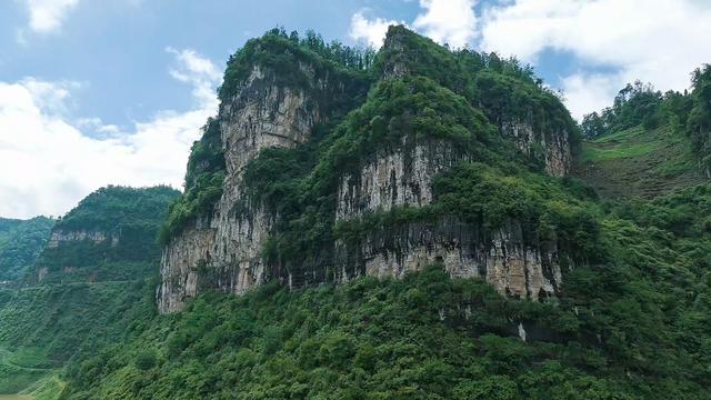 盘州新民：出水洞出水成瀑