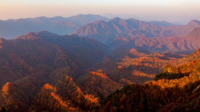 红叶舞动天地间，瑰宝灿烂光雾山