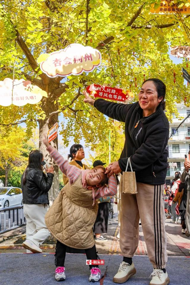 人从众！荆州这条街上“长”满了人……