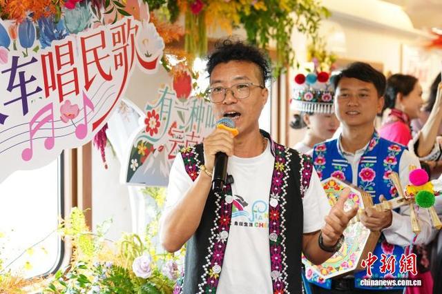 “星光·澜湄号”列车上演云南民歌大联欢