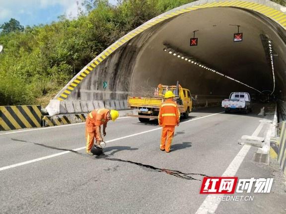 湖南高速龙山管理所护航第四届湘西州旅游发展大会