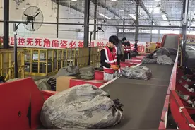“快递送货上门”新规落地近一年 你的包裹送到家了吗？图片