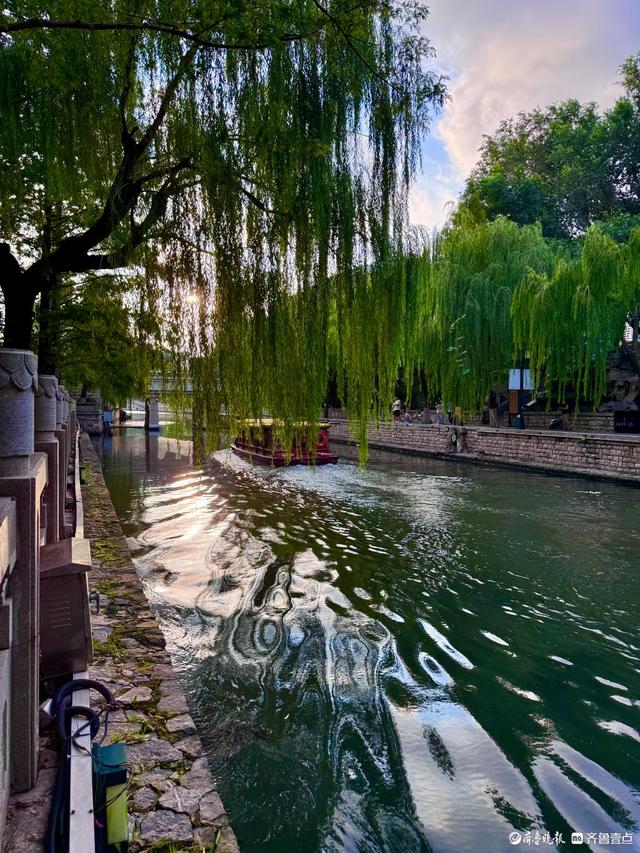 夕阳下的黑虎泉护城河