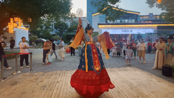 上塘古运河变身“宋词不夜城”，这个七夕承包你的朋友圈九宫格！
