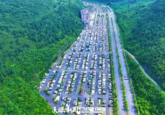 600余辆房车扎堆19℃的百里杜鹃避暑