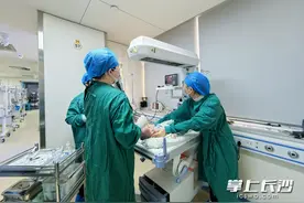 出生40天宝宝呼吸困难，医生给宝宝肺脏“洗了个澡”图片