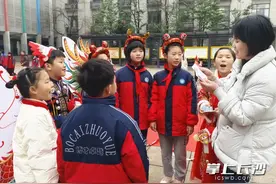 开学第一天丨学生接招“诗词抽签挑战” 博才卓越小学诗意迎新图片