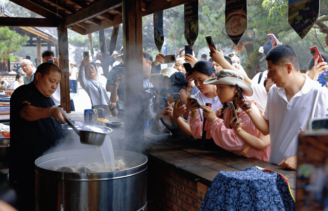 矿泉水2-3元一瓶，蒙山推“平价战略”，暑期旅游市场持续火爆