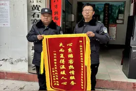 游客手机不慎掉落悬崖 张家界国家森林公园黄石寨景区保洁员悬崖“寻宝”物归原主图片