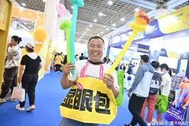幸福奶爸成“显眼包”，陪宝妈逛逛逛图片