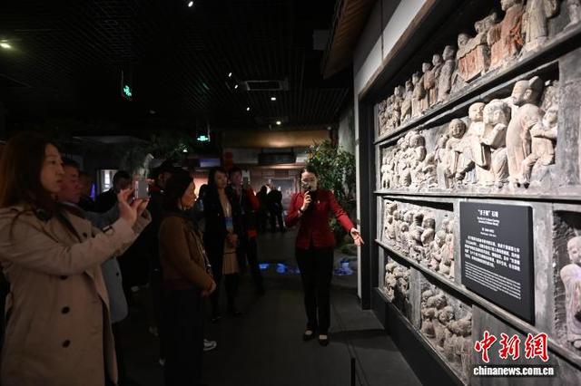 海外华文媒体代表走进四川省泸州市博物馆