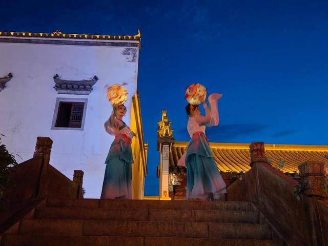 云梦：“狂人夏浪季”万人夜游祥云湾
