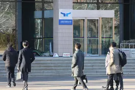 持续更新丨韩国公调处已向法院申请对尹锡悦的拘留令图片