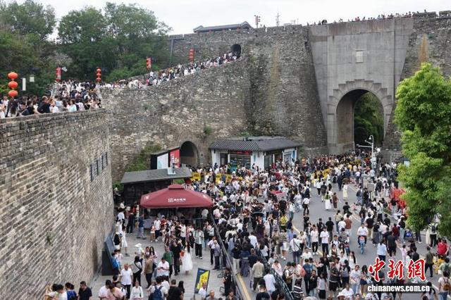 国庆假期 民众登上南京明城墙品味历史