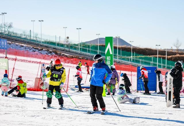内蒙古呼和浩特：冬季冰雪旅游季正式启幕