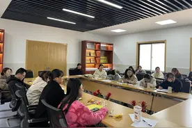 学校举办青年教师成长营，一起头脑风暴图片