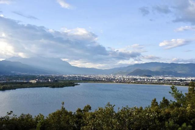 游客盛赞“20°C的丽江”：去奔赴山海 寻觅夏日清凉