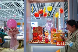 首店首展扎堆亮相，投资金条一买就是300克！五一假期武汉消费人气旺图片