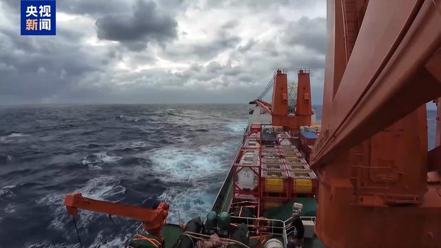 “雪龙”号上首项作业：人力“推飞机”入库