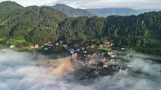 榕江：晨雾绕山秋   乡村画卷美