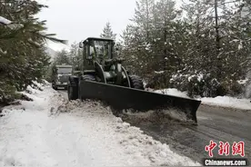 西藏林芝、昌都两市降雪 武警官兵全力除雪保国道318线畅通图片