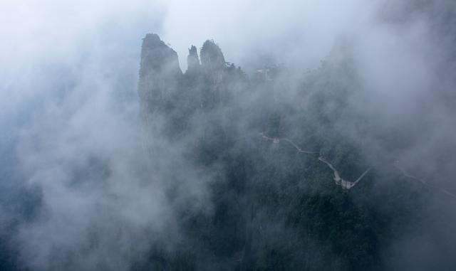 云雾缭绕五指峰