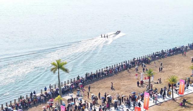 新华社携手董宇辉,走进广西的蔚蓝海岸……