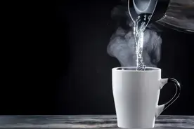 用开水烫碗筷，真的能消毒吗？看了这个实验就知道了图片