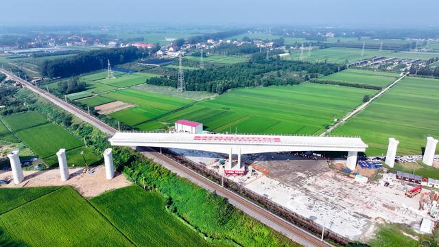 潍宿高铁上跨胶新铁路T构梁成功转体