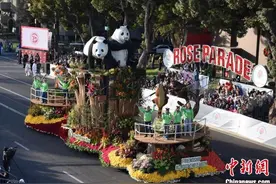 “大熊猫”亮相第136届玫瑰花车游行图片