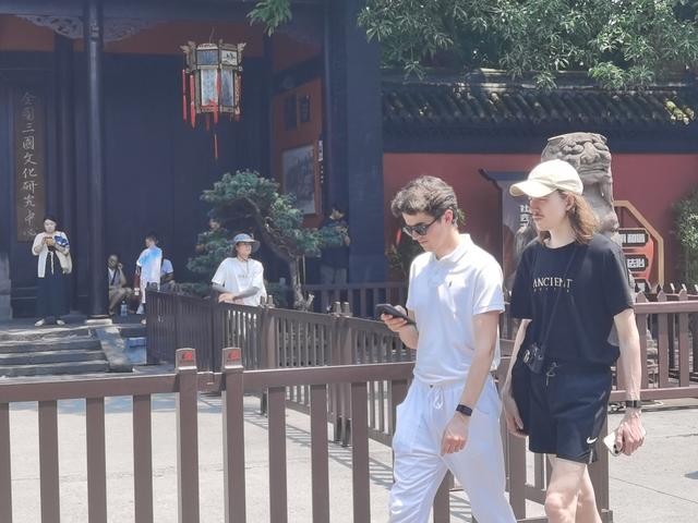 首批俄罗斯免签游客已抵蓉 正值游成都旺季，俄语导游紧俏