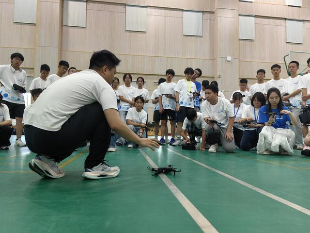 火星车模型跑起来！青少年高校科学营北京营走进4所高校