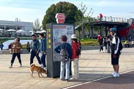 美好公共空间人流如织，有些街区却“水泥封门”煞风景图片