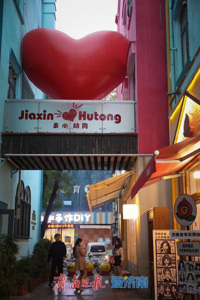 一年四季 泉在济南丨暮色唤活力 老商埠里漾新声