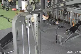 男子被240斤杠铃压死案一审视频曝光，被告律师曾称无过错，法院判健身房担责九成图片