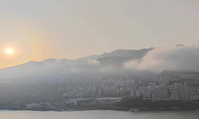 巴东：朝阳破雾出 山城入画来