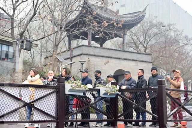 爆满！今天无锡这里排起长队