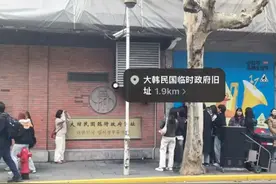 太意外！上海超市突然全是韩国人，拖着拉杆箱疯狂扫货，在货架前拍个不停，大呼这一幕惊奇图片