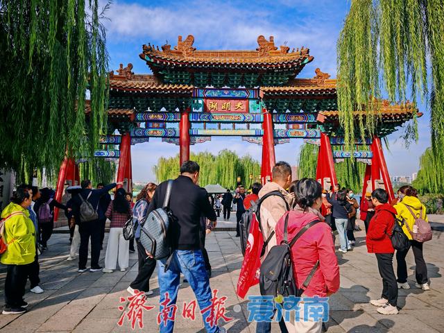 一年四季 泉在济南丨大明湖游人如织 秋意正浓