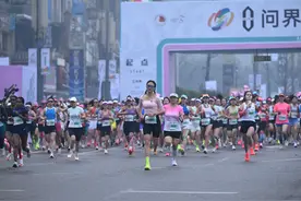 2025重庆女子半程马拉松今晨开跑！1.5万女性跑者点亮北滨路图片