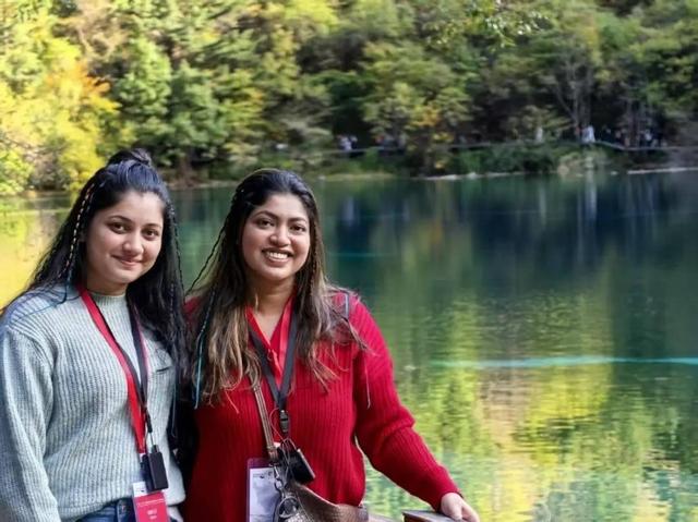 雪山与熊猫之外：全球游客为何涌向四川寻找“松弛感”？