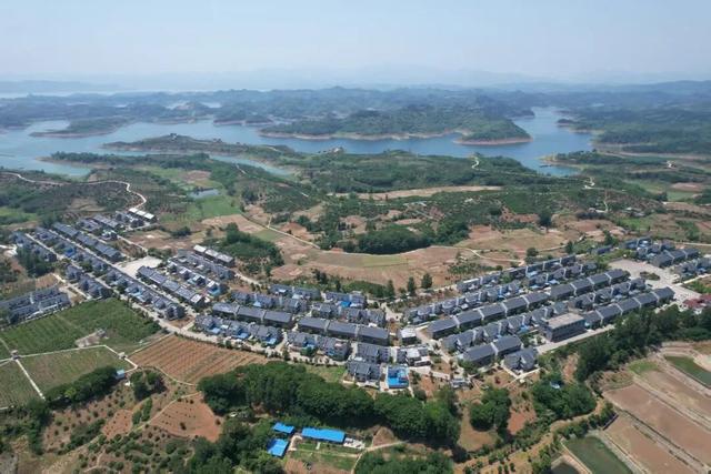 看，丹江口水库中央这幅“水墨长卷”！