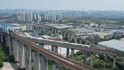 铁路桥惊现第五层！网友：魔幻城市名不虚传！