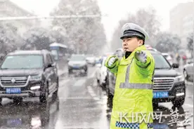 唐山交警九大队：以雪为令 雪天执勤保畅通图片
