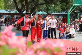 广西南宁中小学校多彩活动迎接“三月三”图片