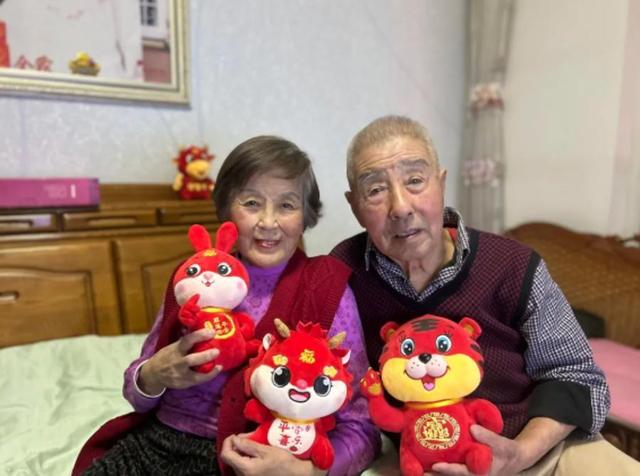 爷爷去世9个月，女子晒奶奶一组对比照看哭网友！再也不是时髦的老太太了