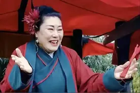 已婚男上台相亲 王婆说媒更改游客登台规则图片