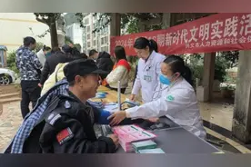 兴义市人社局与桔山街道携手开展“守好居民‘钱袋子’反诈宣传进万家”新时代文明实践活动图片